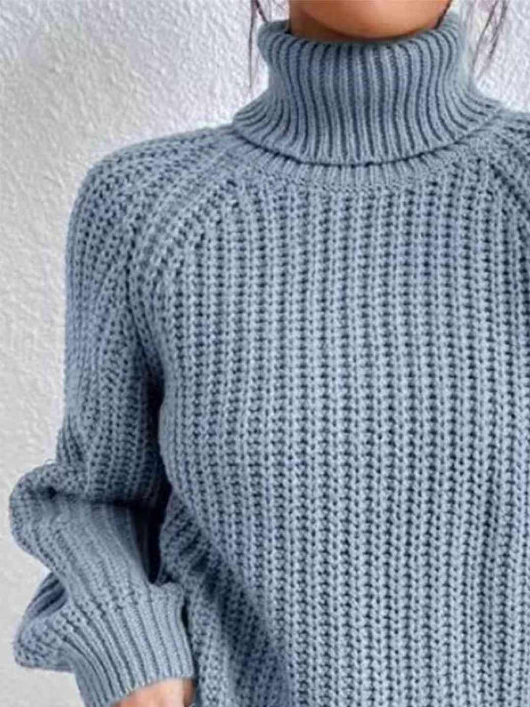 Gerippter Pullover mit Schlitz und Rollkragen