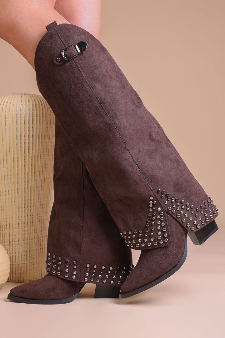 Hohe Stiefel mit Schnalle und Nieten