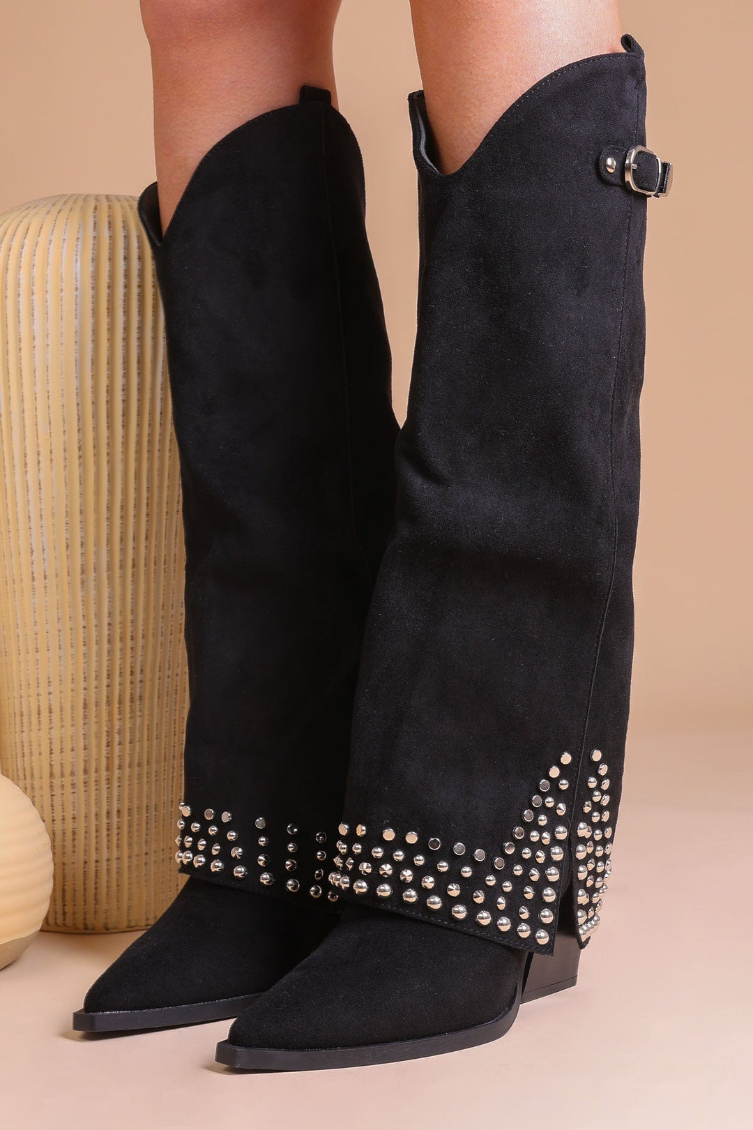 Hohe Stiefel mit Schnalle und Nieten