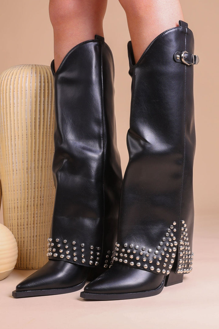 Hohe Stiefel mit Schnalle und Nieten