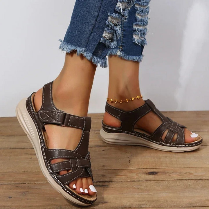 Flache Sandalen mit geflochtenen Riemen
