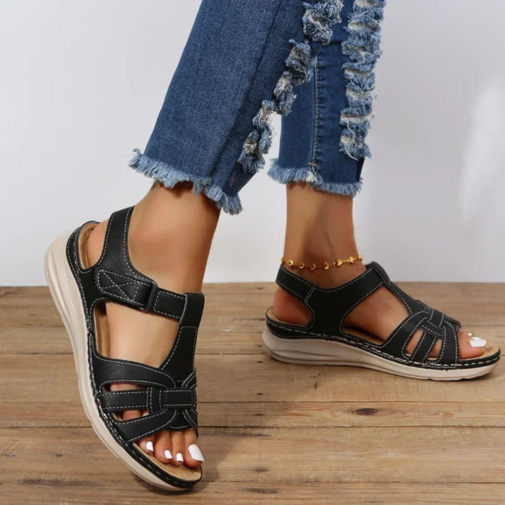 Flache Sandalen mit geflochtenen Riemen
