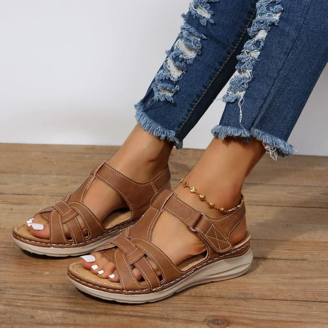 Flache Sandalen mit geflochtenen Riemen