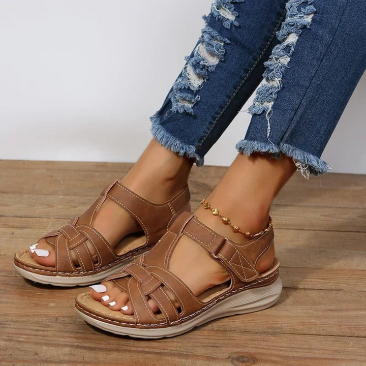Flache Sandalen mit geflochtenen Riemen