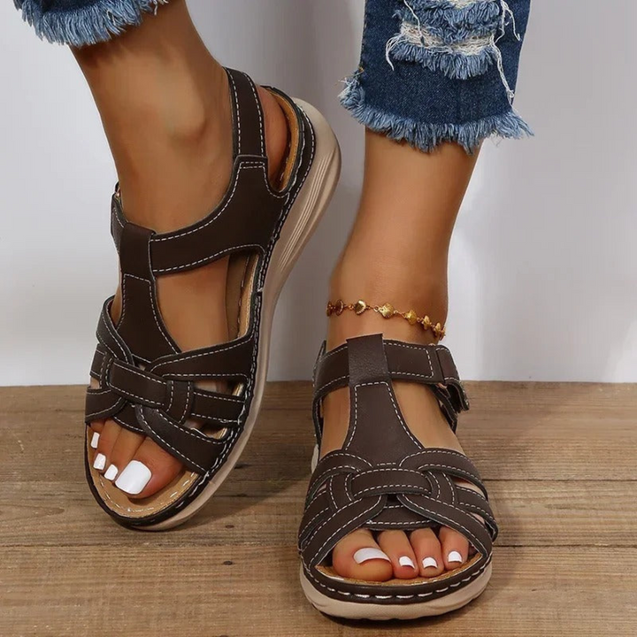 Flache Sandalen mit geflochtenen Riemen