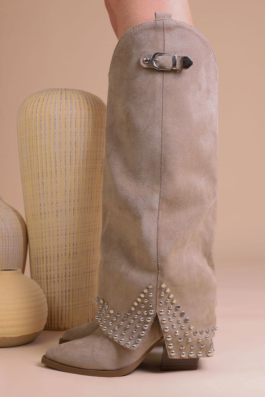 Hohe Stiefel mit Schnalle und Nieten