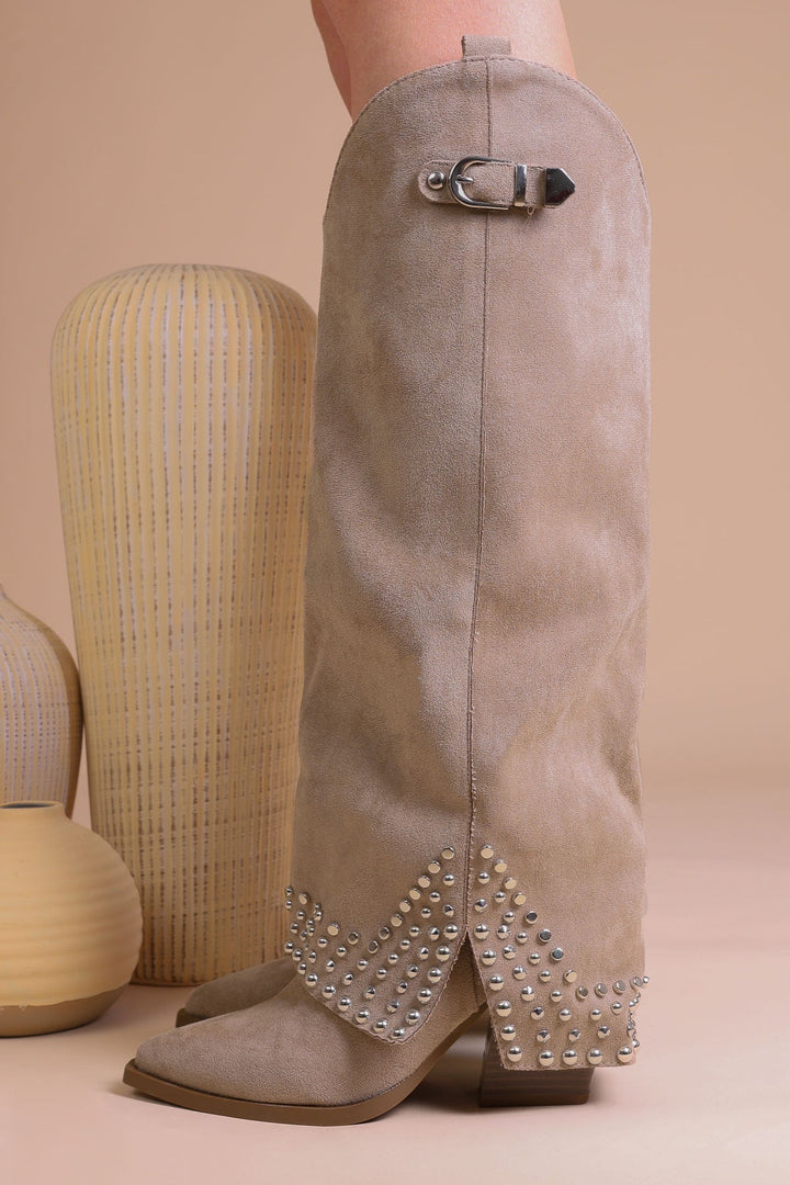 Hohe Stiefel mit Schnalle und Nieten