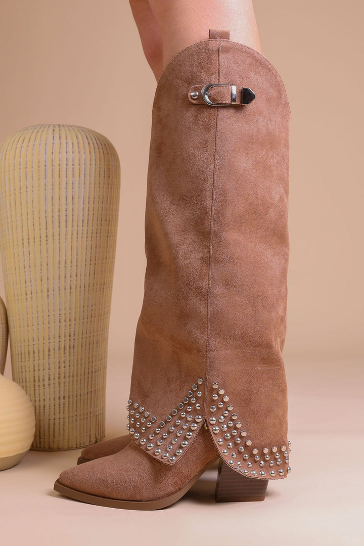 Hohe Stiefel mit Schnalle und Nieten