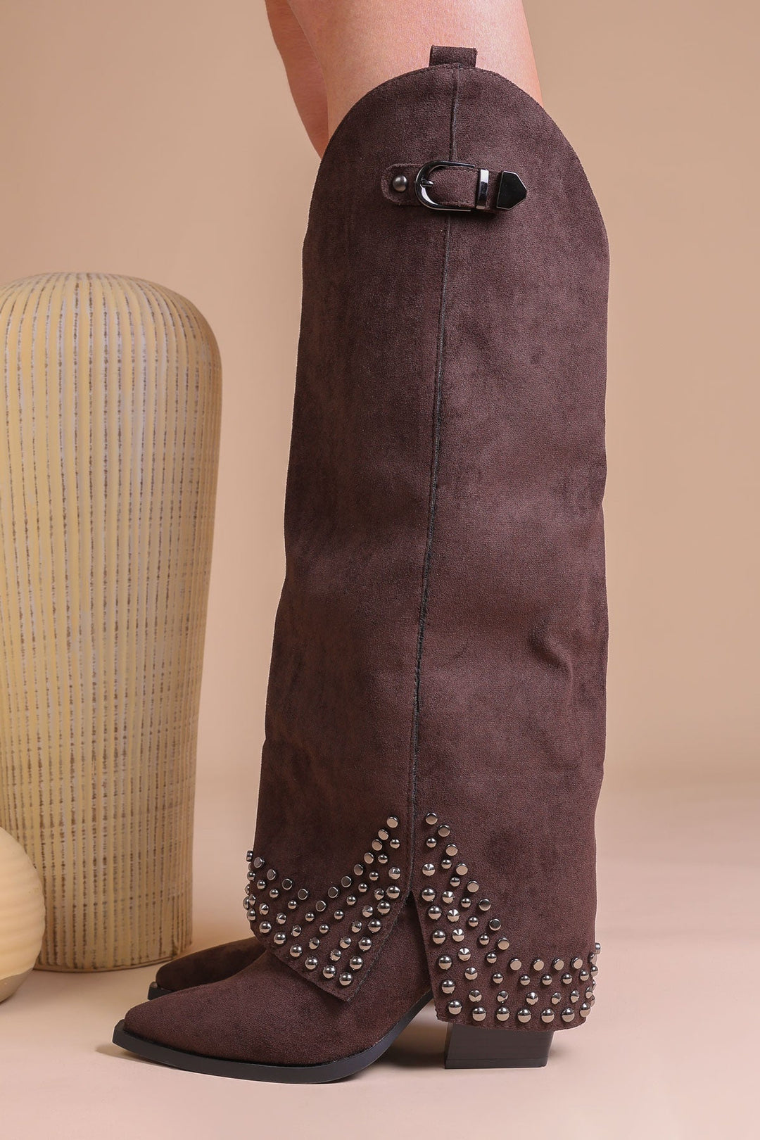 Hohe Stiefel mit Schnalle und Nieten