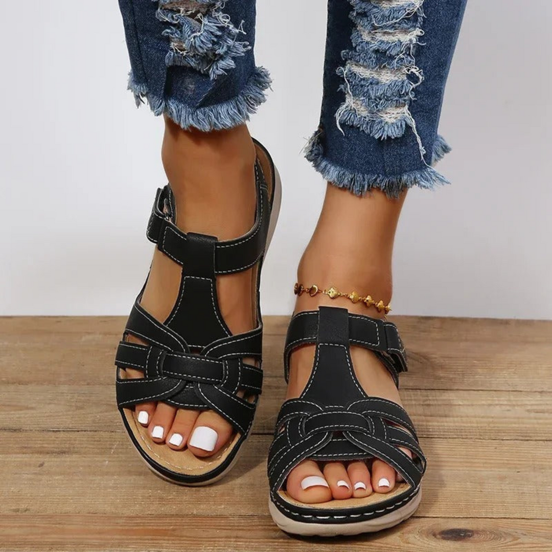 Flache Sandalen mit geflochtenen Riemen
