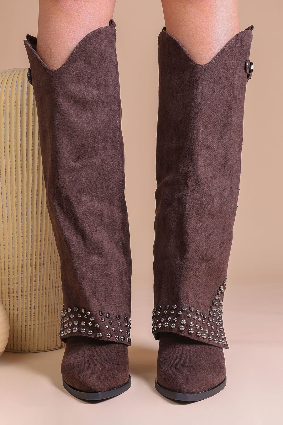 Hohe Stiefel mit Schnalle und Nieten