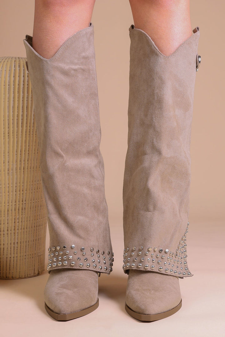 Hohe Stiefel mit Schnalle und Nieten