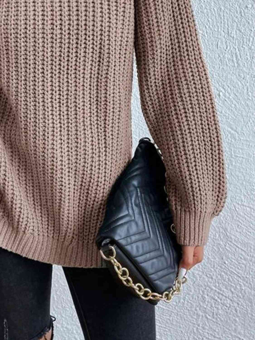 Gerippter Pullover mit Schlitz und Rollkragen