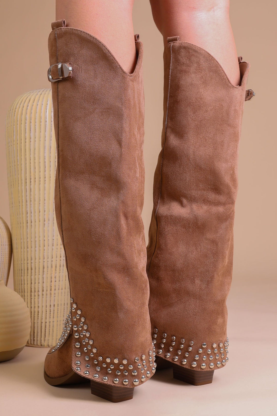 Hohe Stiefel mit Schnalle und Nieten