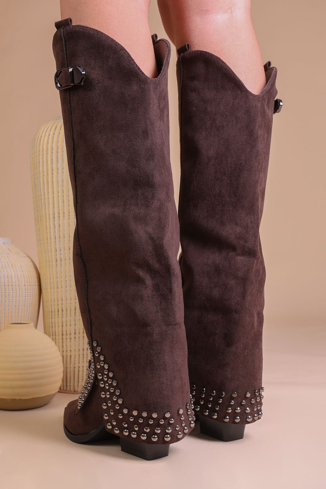 Hohe Stiefel mit Schnalle und Nieten