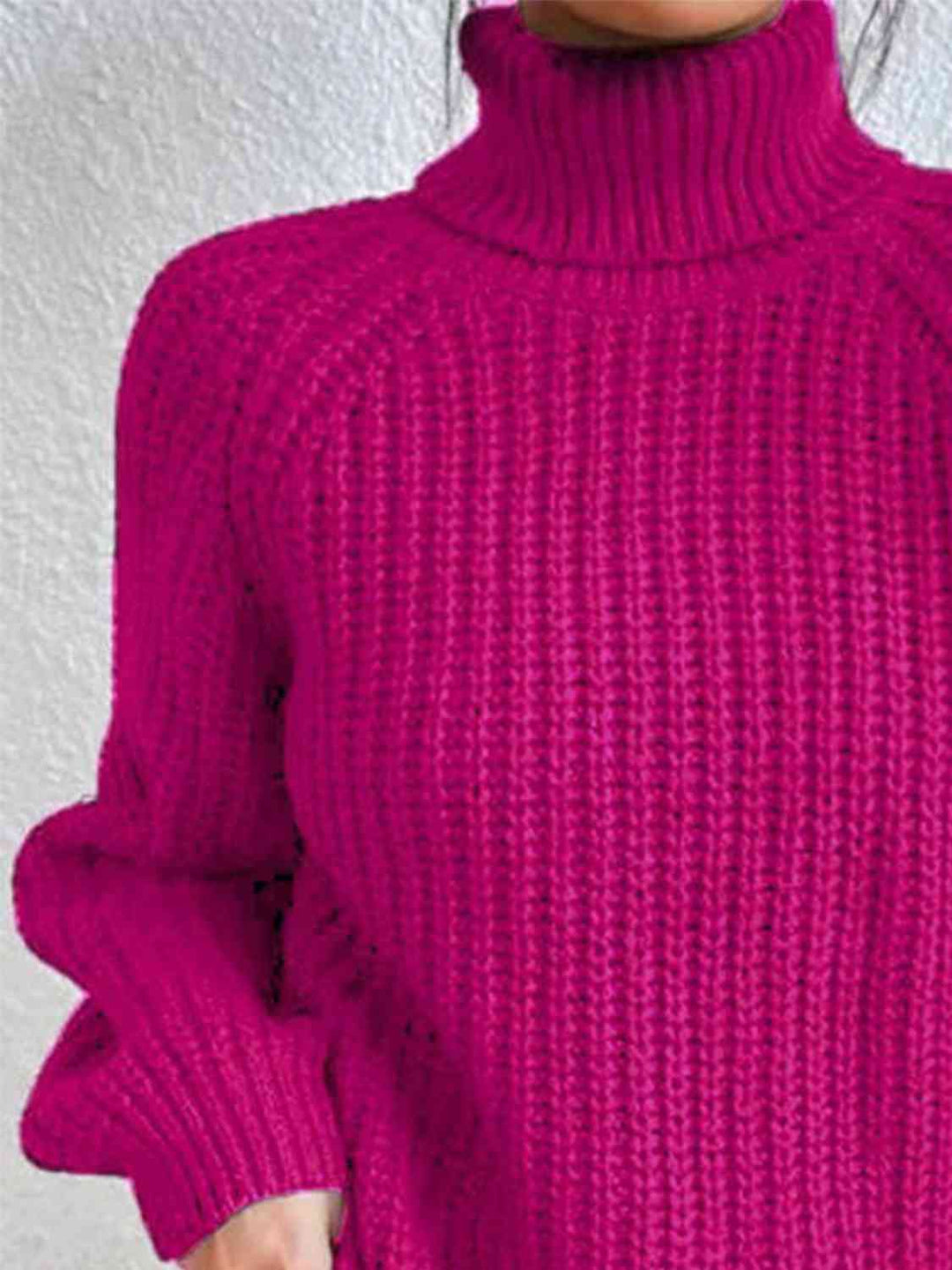 Gerippter Pullover mit Schlitz und Rollkragen