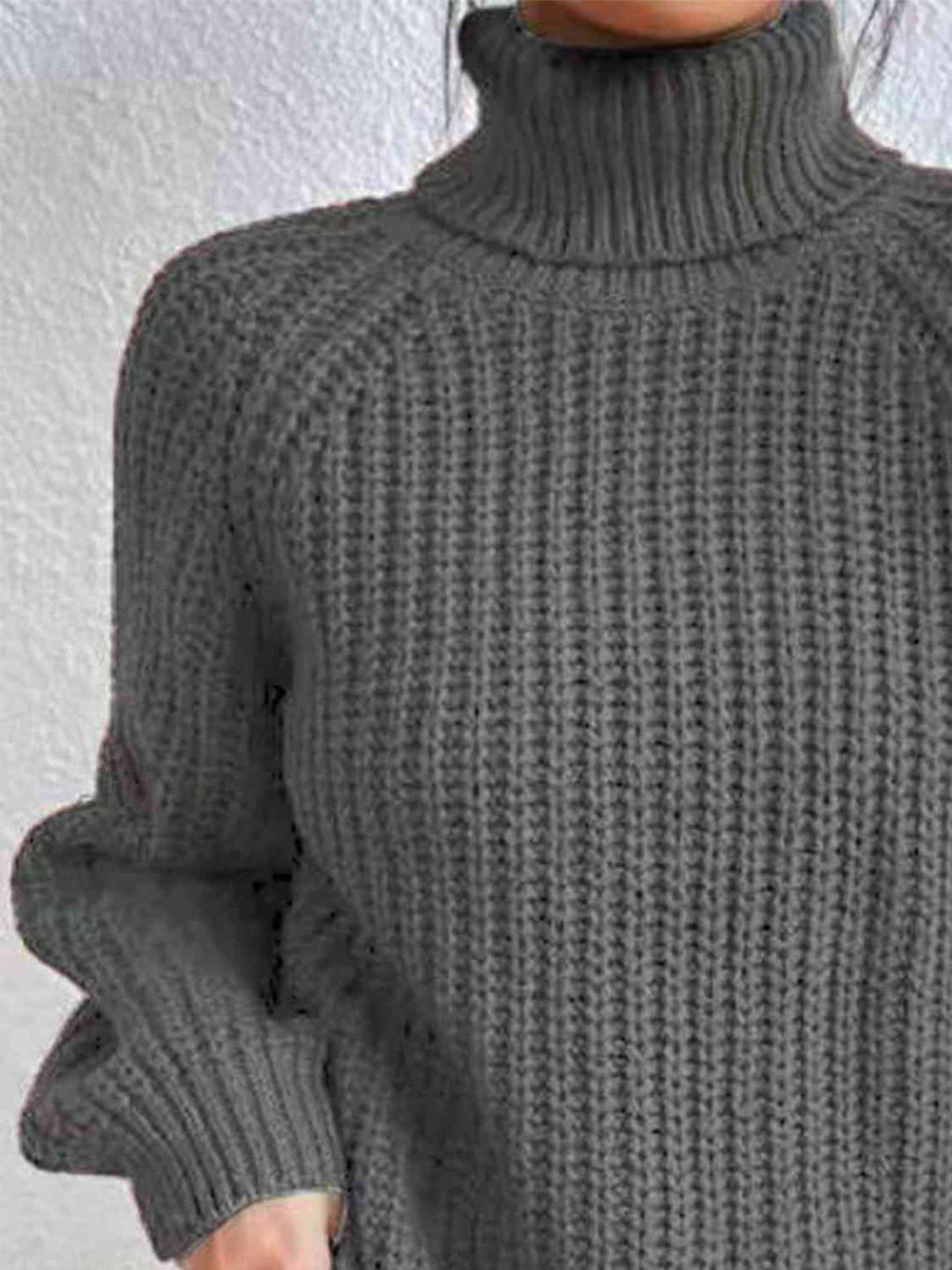 Gerippter Pullover mit Schlitz und Rollkragen