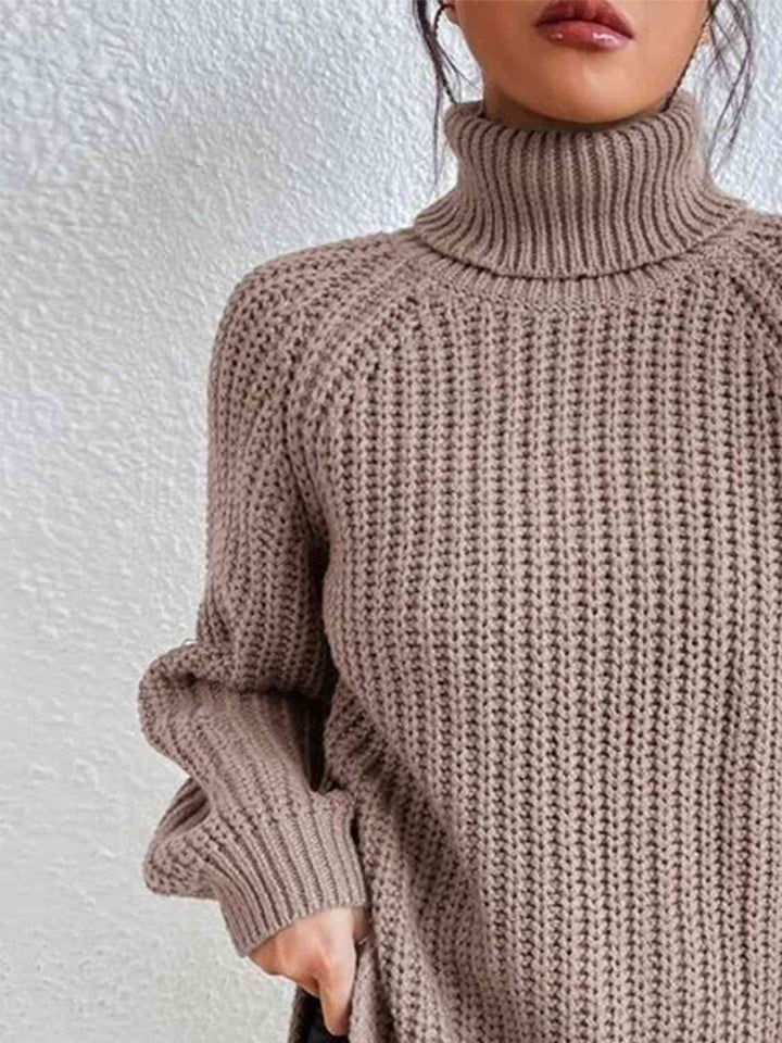 Gerippter Pullover mit Schlitz und Rollkragen