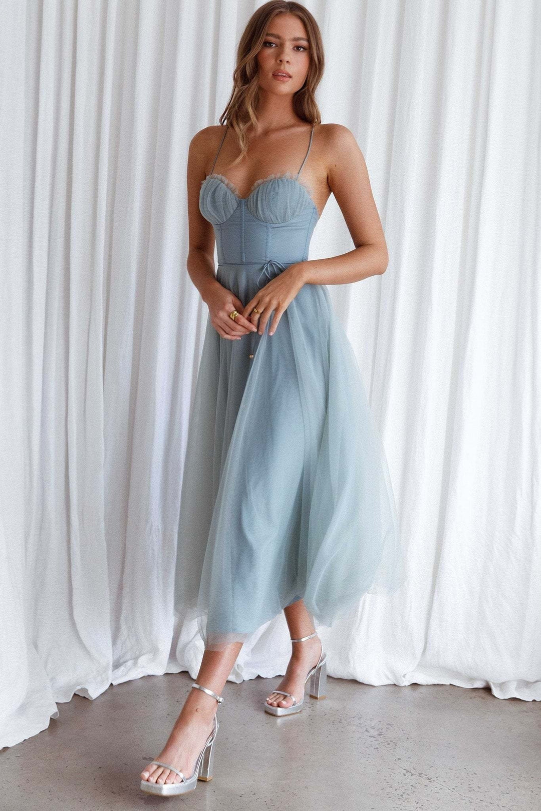 Langes Wolkenkleid
