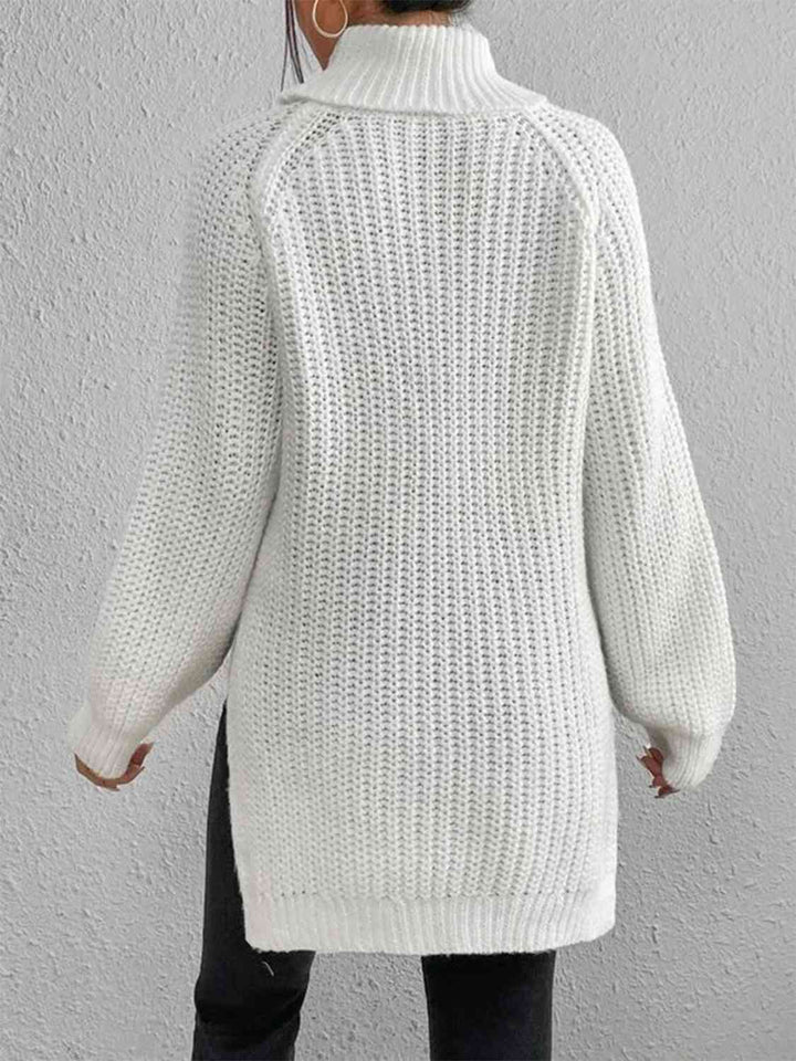 Gerippter Pullover mit Schlitz und Rollkragen