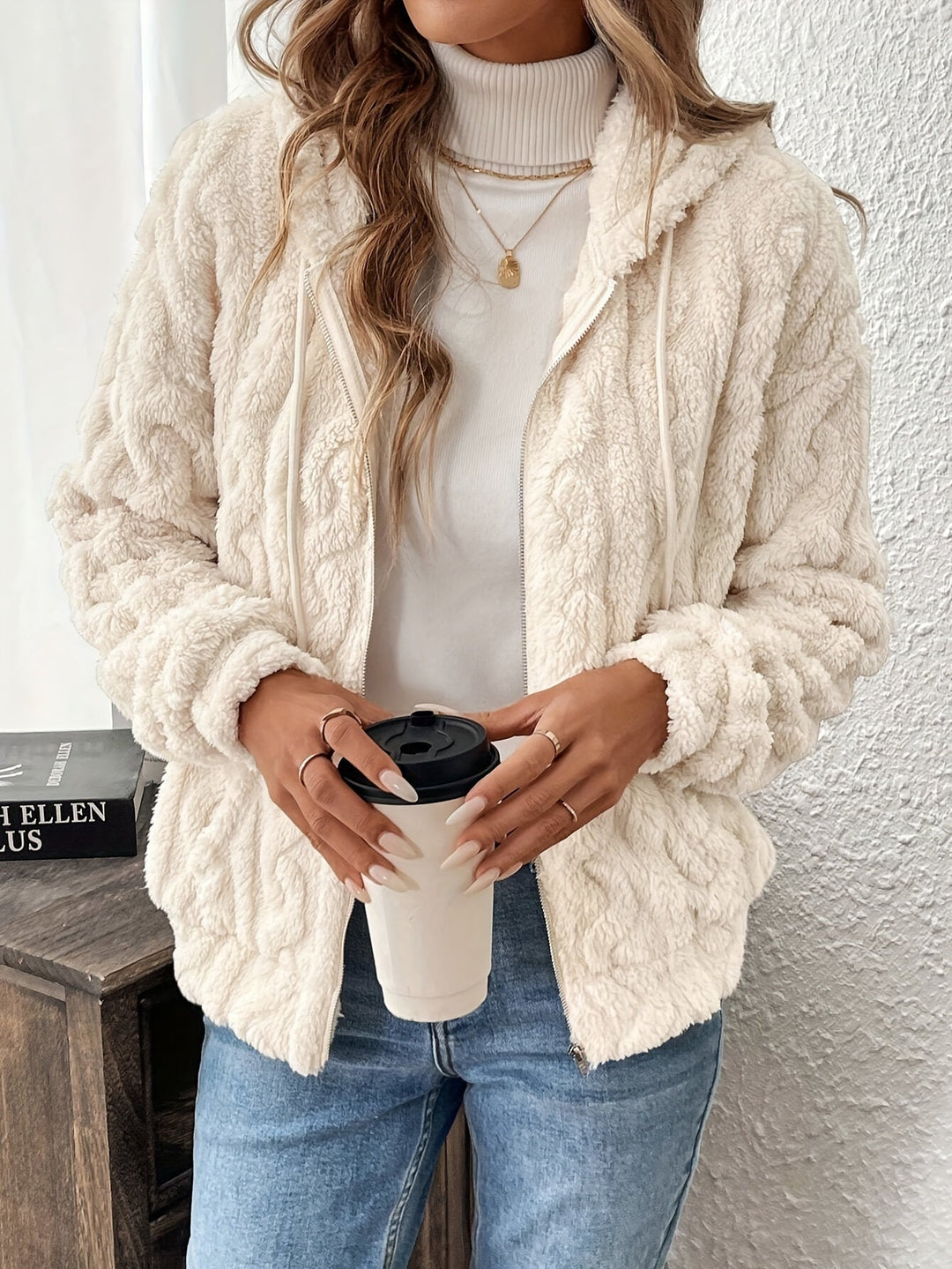 Plüschjacke mit Reißverschluss und Kapuze