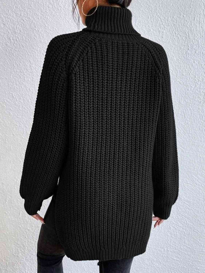 Gerippter Pullover mit Schlitz und Rollkragen
