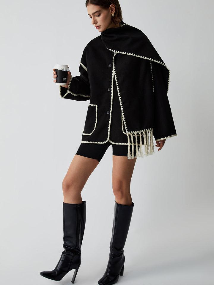 Jacke mit kontrastierenden Borten und passendem Schal