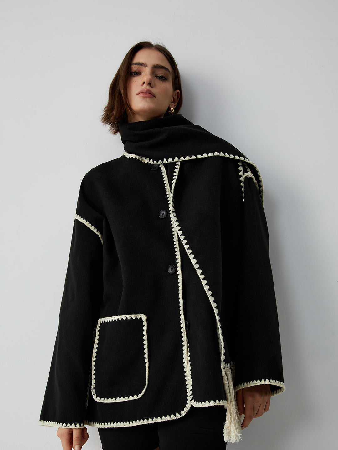 Jacke mit kontrastierenden Borten und passendem Schal