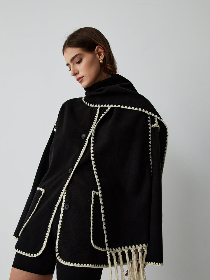 Jacke mit kontrastierenden Borten und passendem Schal