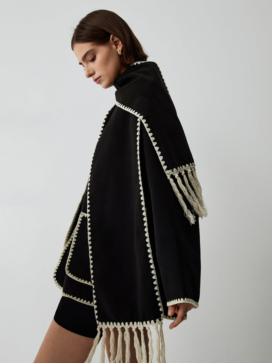 Jacke mit kontrastierenden Borten und passendem Schal
