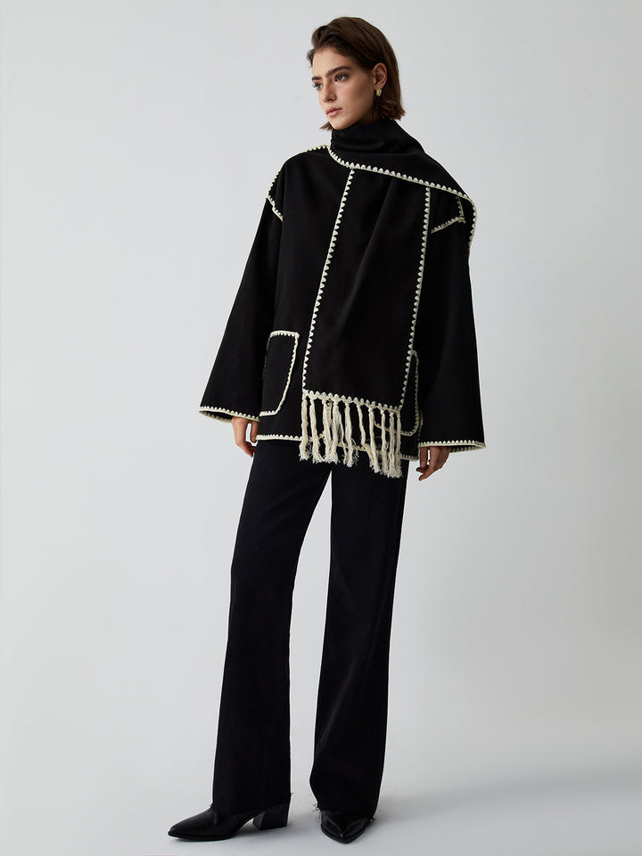 Jacke mit kontrastierenden Borten und passendem Schal