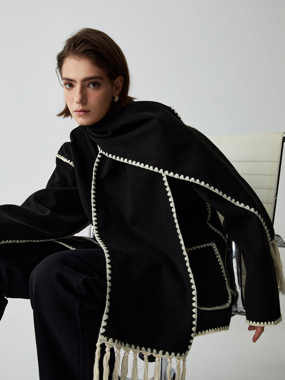 Jacke mit kontrastierenden Borten und passendem Schal