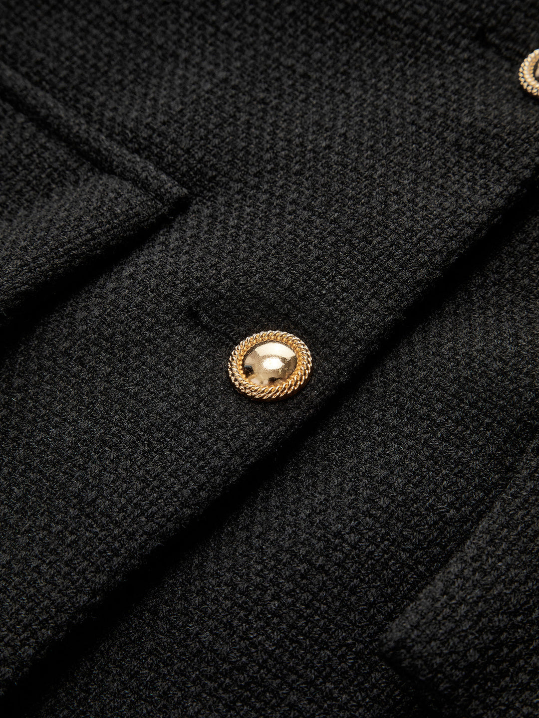 Kurze schwarze Jacke mit goldenen Knöpfen