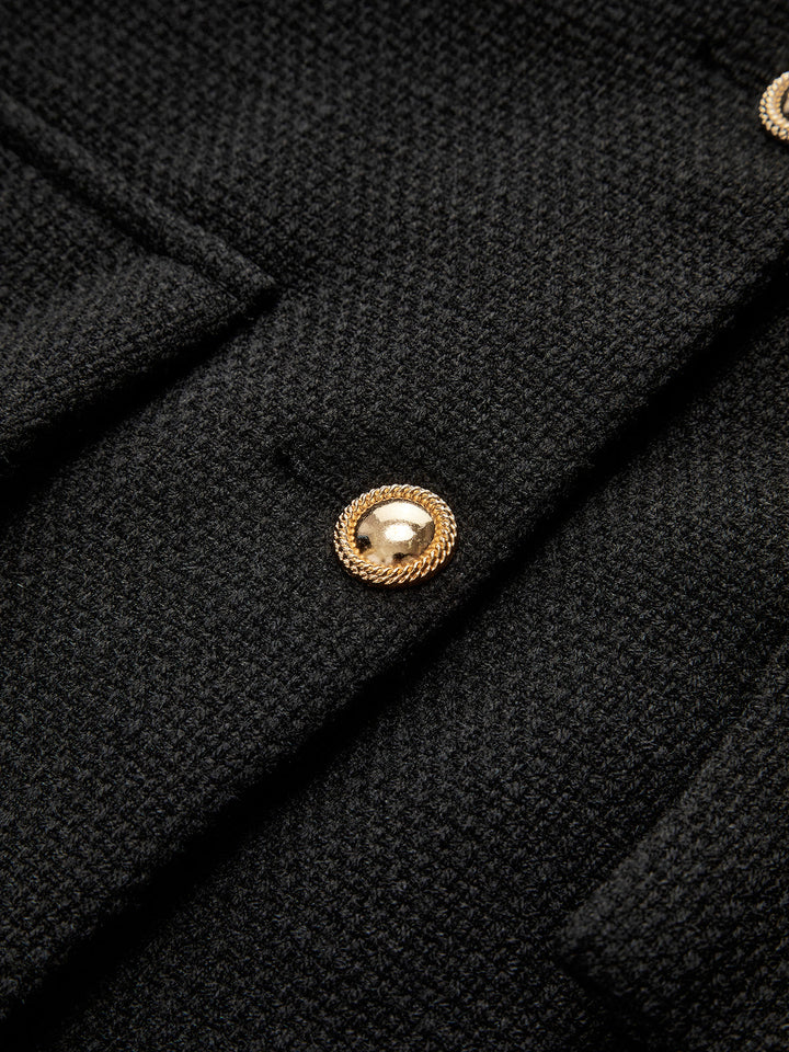 Kurze schwarze Jacke mit goldenen Knöpfen