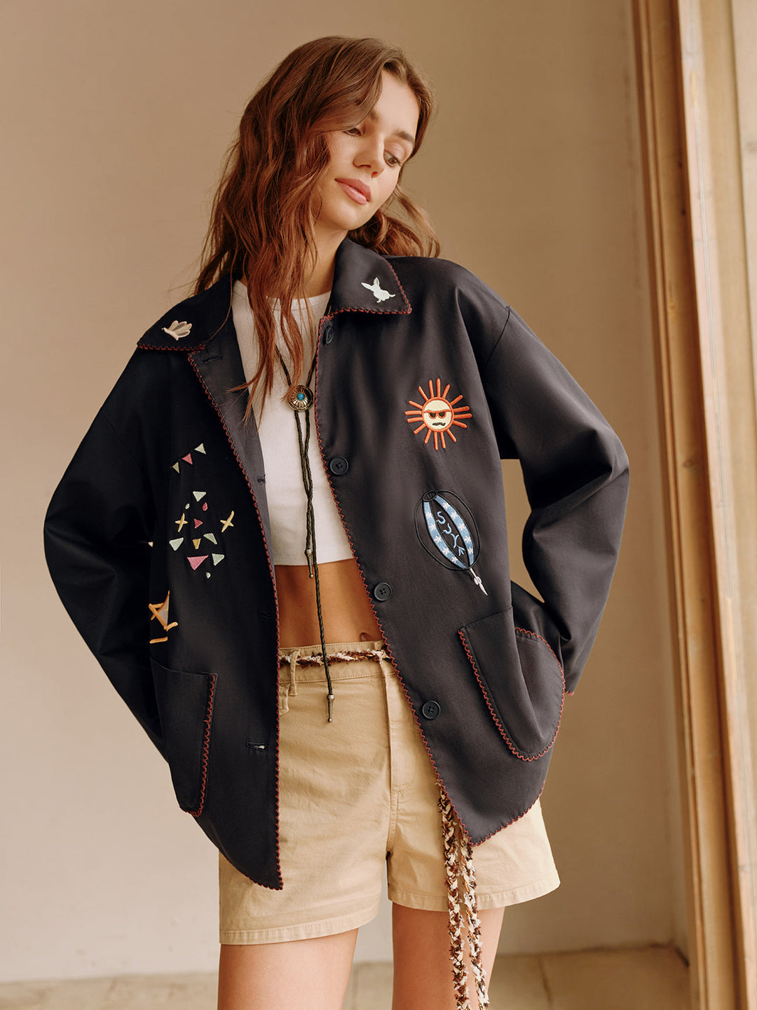 Schwarze bestickte Jacke