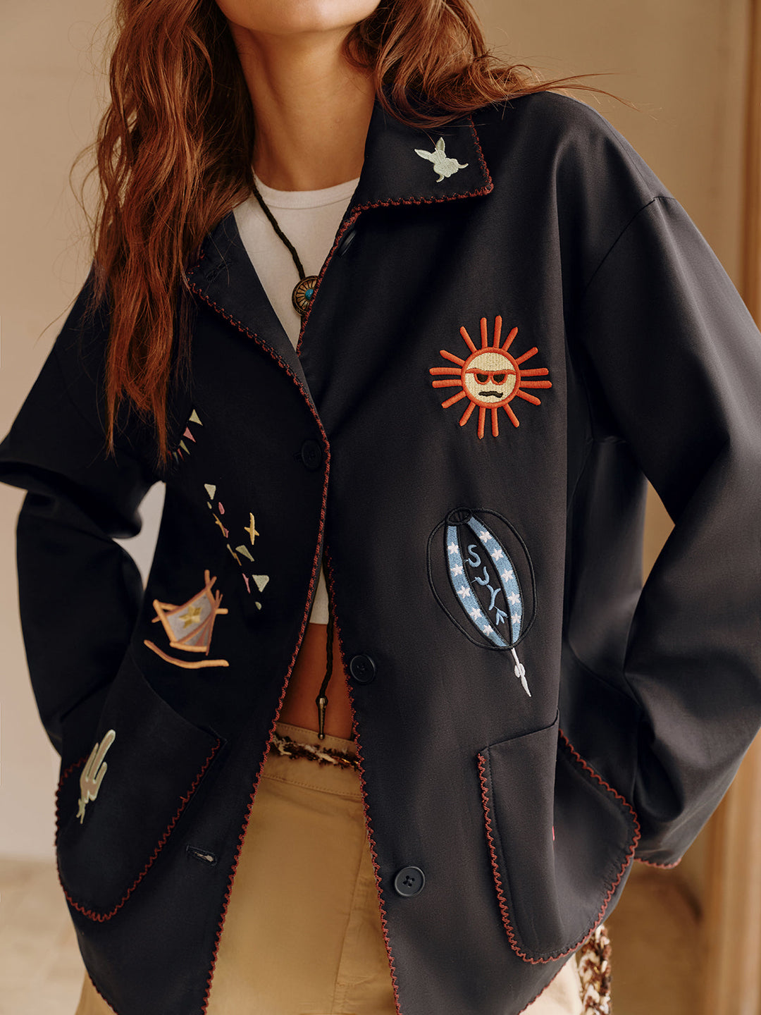 Schwarze bestickte Jacke