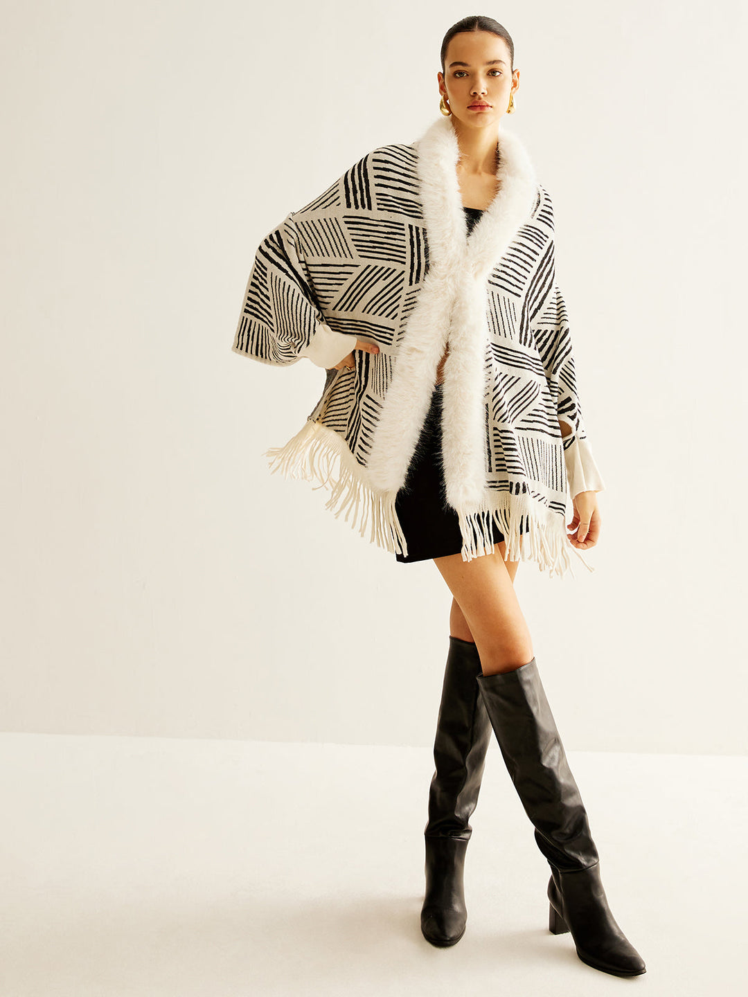 Poncho Géométrique avec Fausse Fourrure