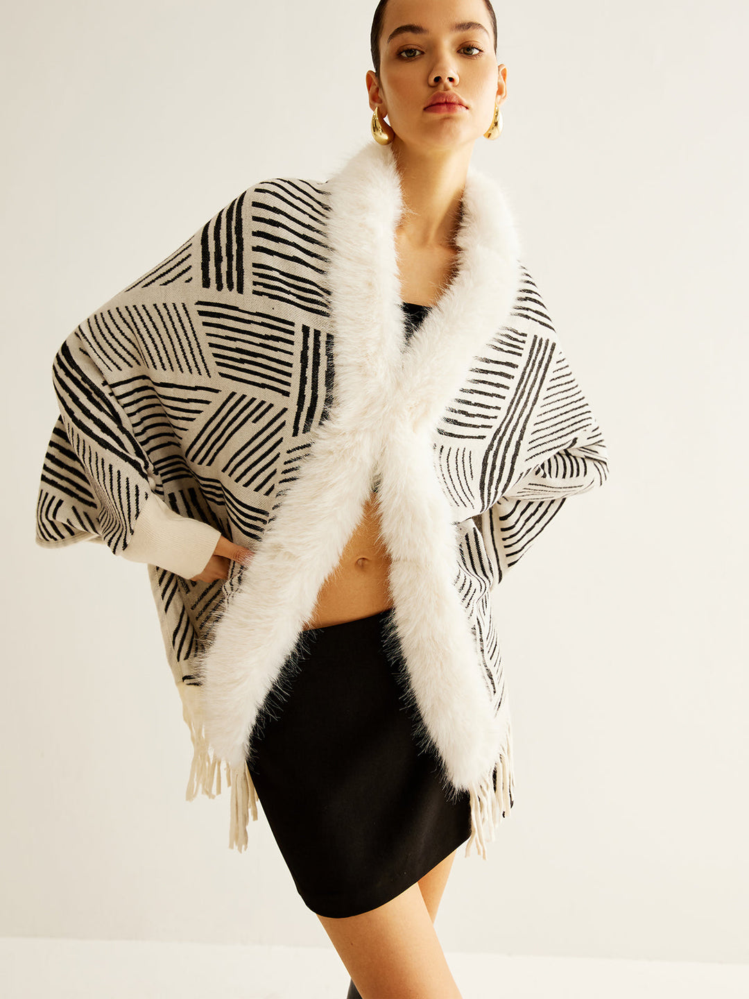 Poncho Géométrique avec Fausse Fourrure