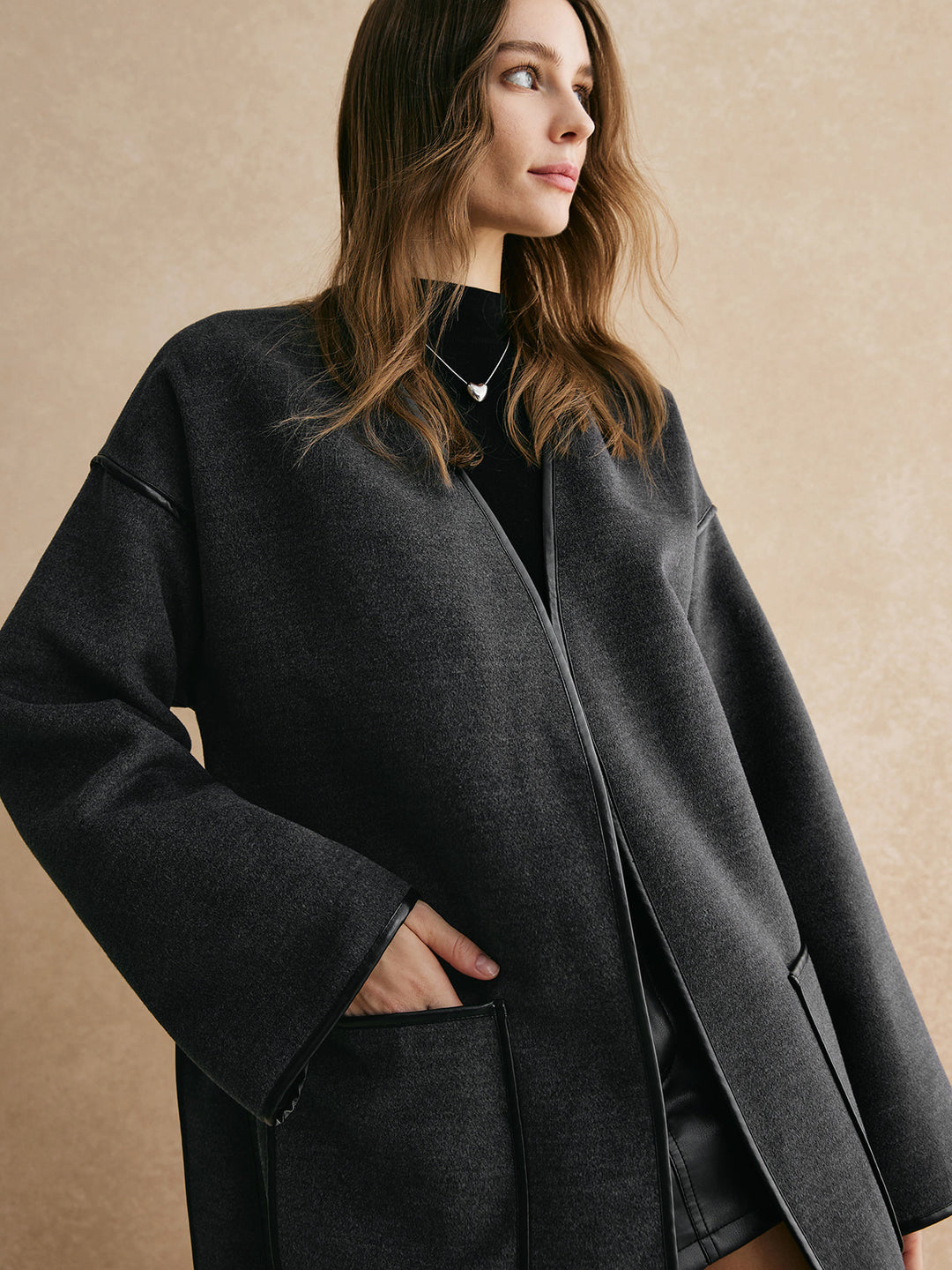 Schwarze Jacke mit Gürtel