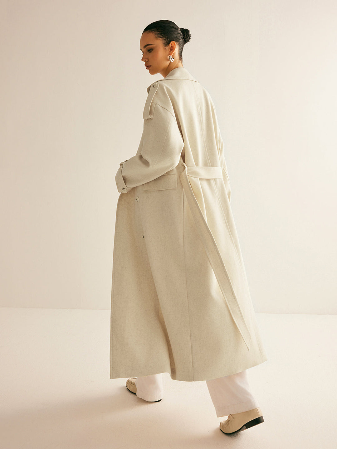 Langer Trenchcoat mit Gürtel