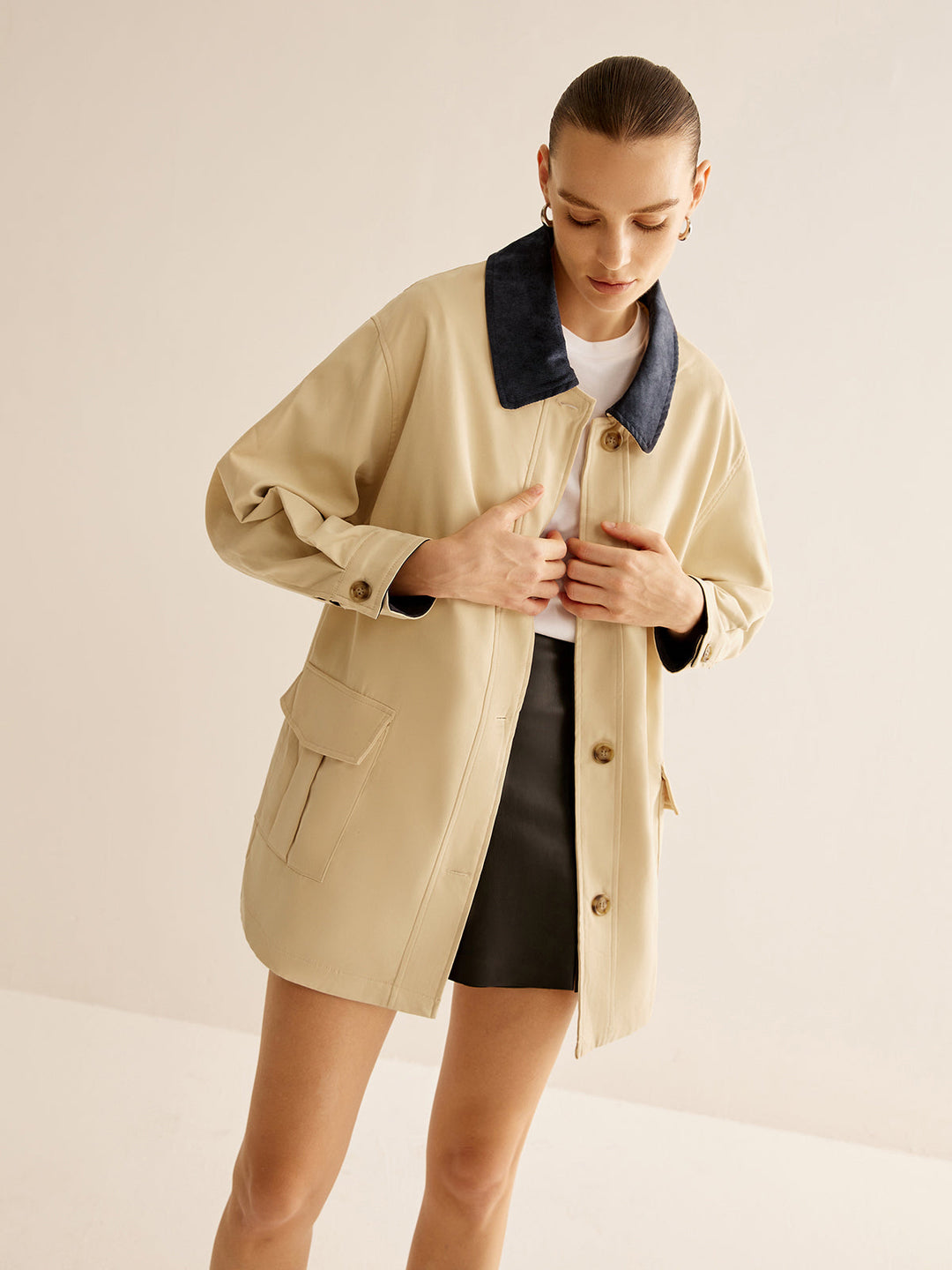 Beige Jacke mit kontrastierendem Kragen