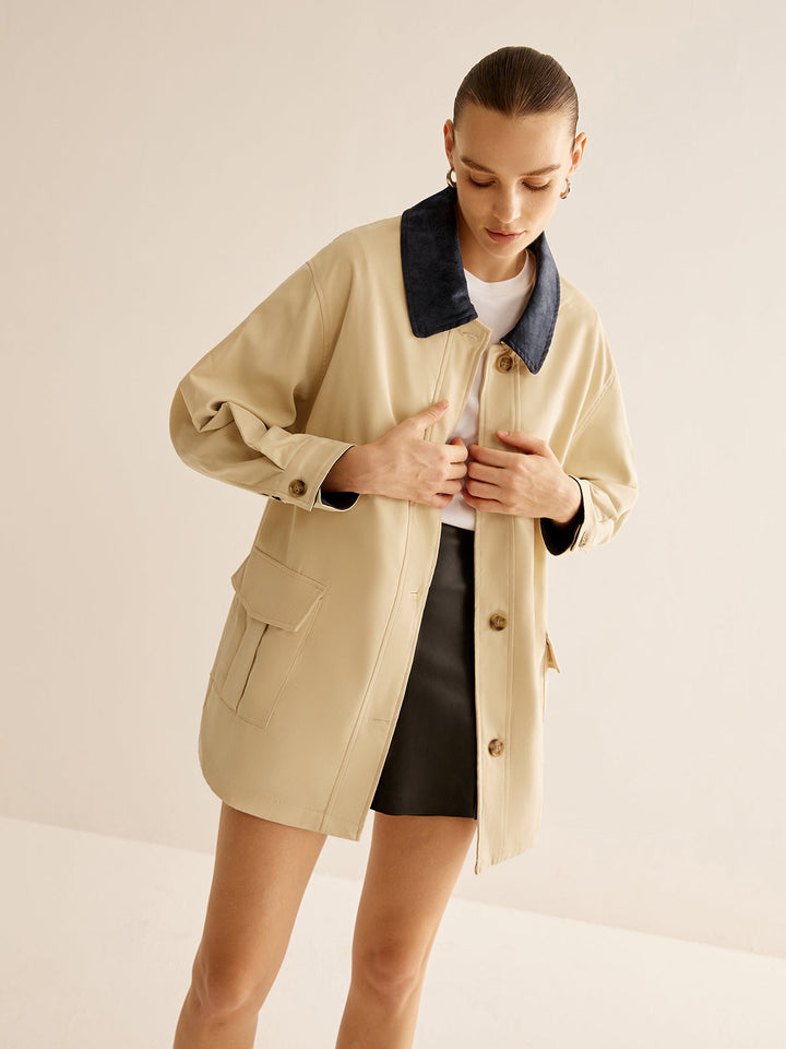 Beige Jacke mit kontrastierendem Kragen