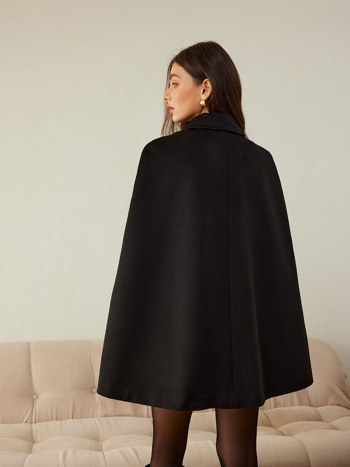 Cape mit goldenen Knöpfen