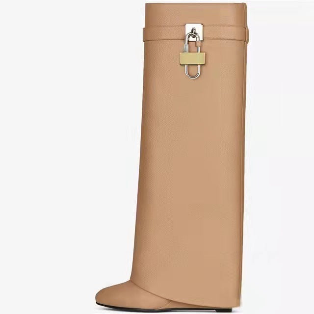 Hohe Lackstiefel mit Schnalle im Shark-Stil