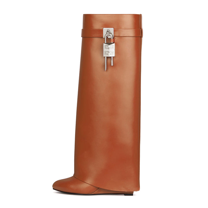 Hohe Lackstiefel mit Schnalle im Shark-Stil
