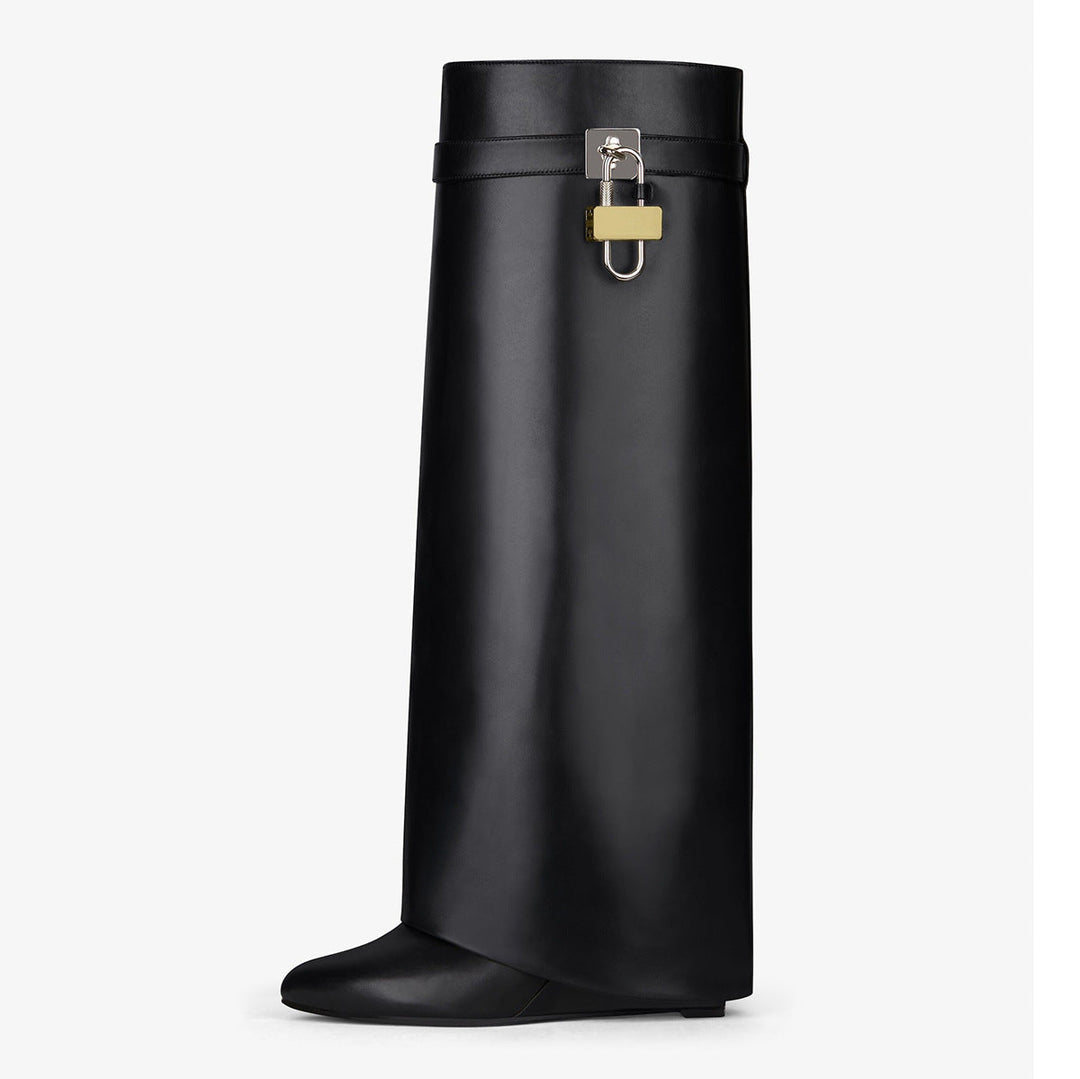 Hohe Lackstiefel mit Schnalle im Shark-Stil