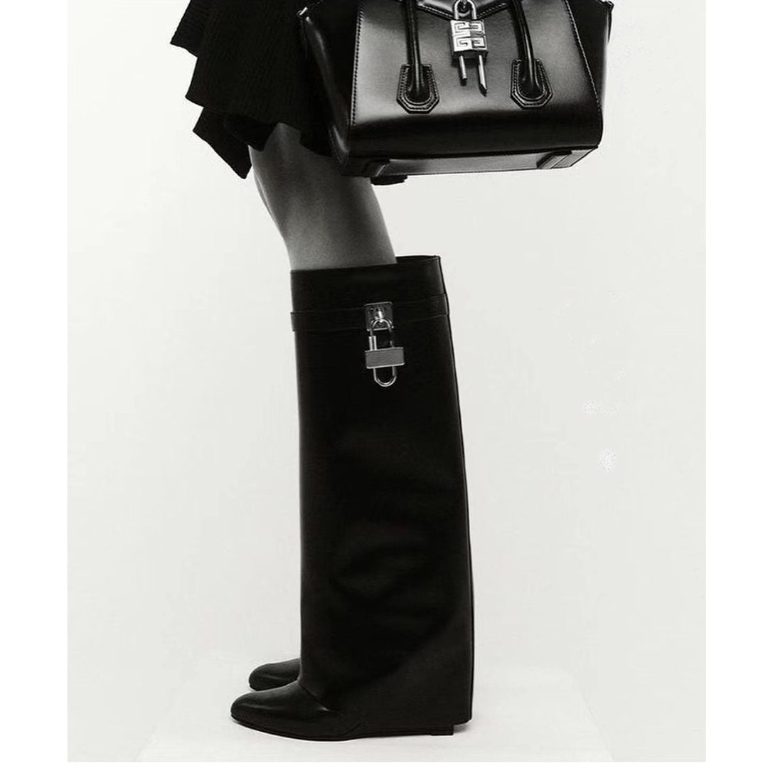 Hohe Lackstiefel mit Schnalle im Shark-Stil