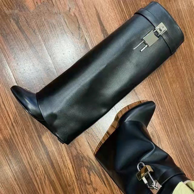 Hohe Lackstiefel mit Schnalle im Shark-Stil