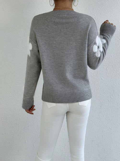 Gestrickter Pullover mit Blumen