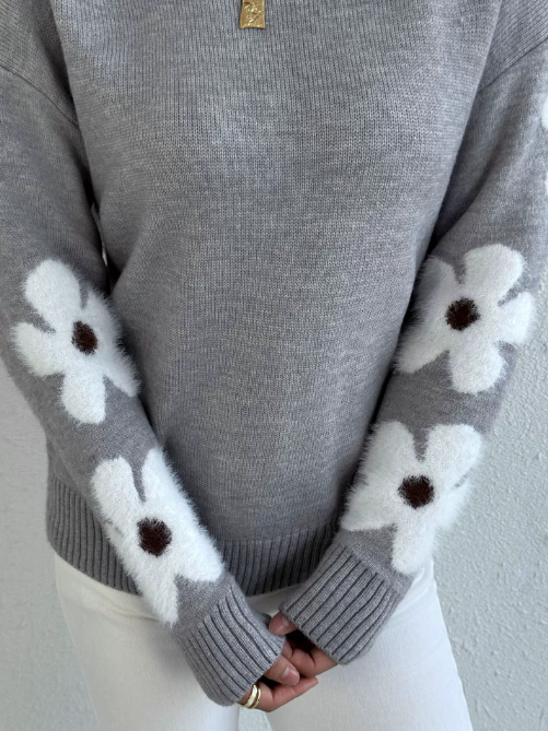Gestrickter Pullover mit Blumen